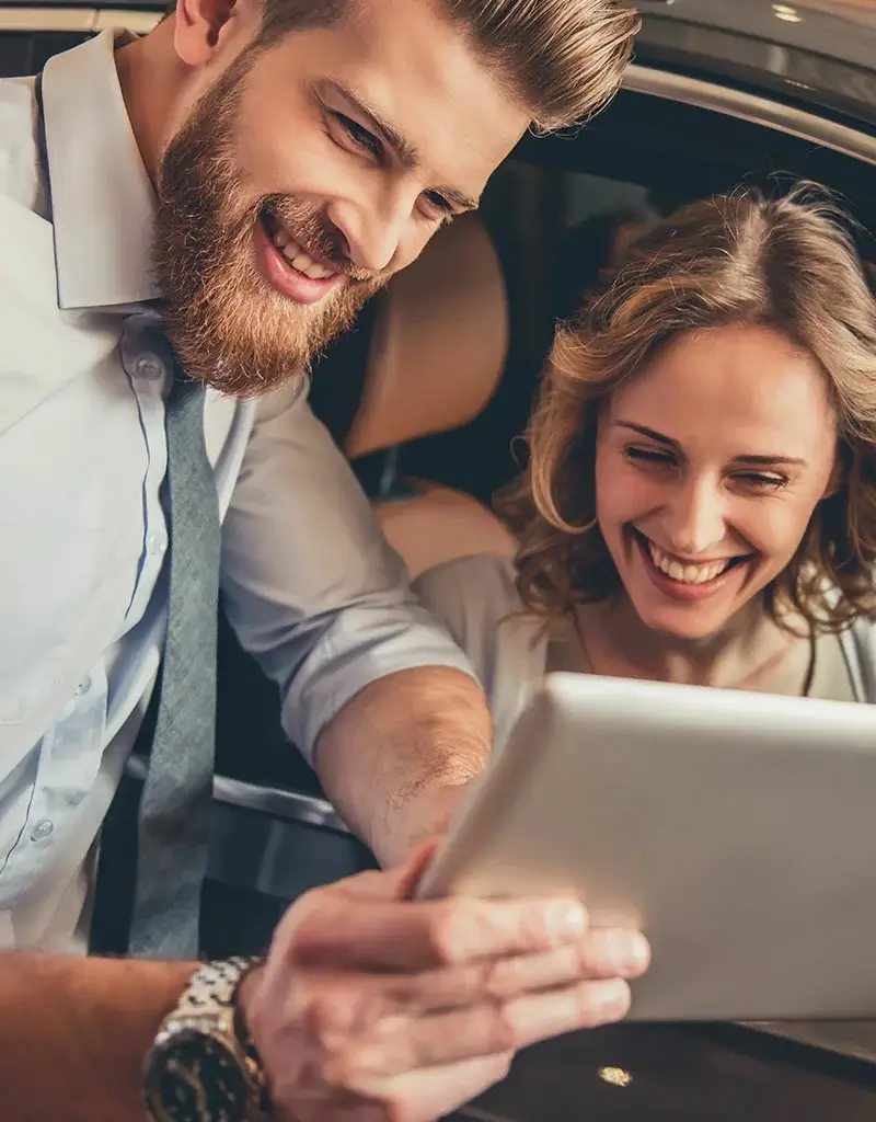 Moniteur d’auto-école accompagnant une élève au volant lors d’une formation au permis auto classique.
